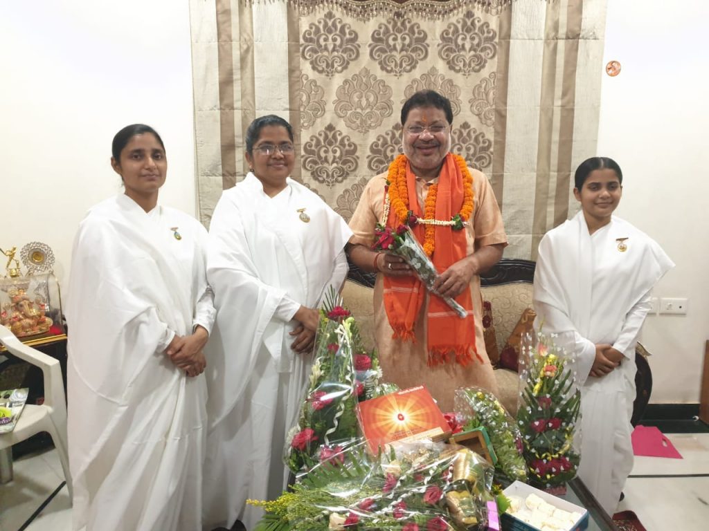 निर्वाचित सांसद भ्राता सुनील सोनी जी को बधाई देते हुए वरिष्ठ राजयोग शिक्षिका ब्रह्माकुमारी सविता दीदी