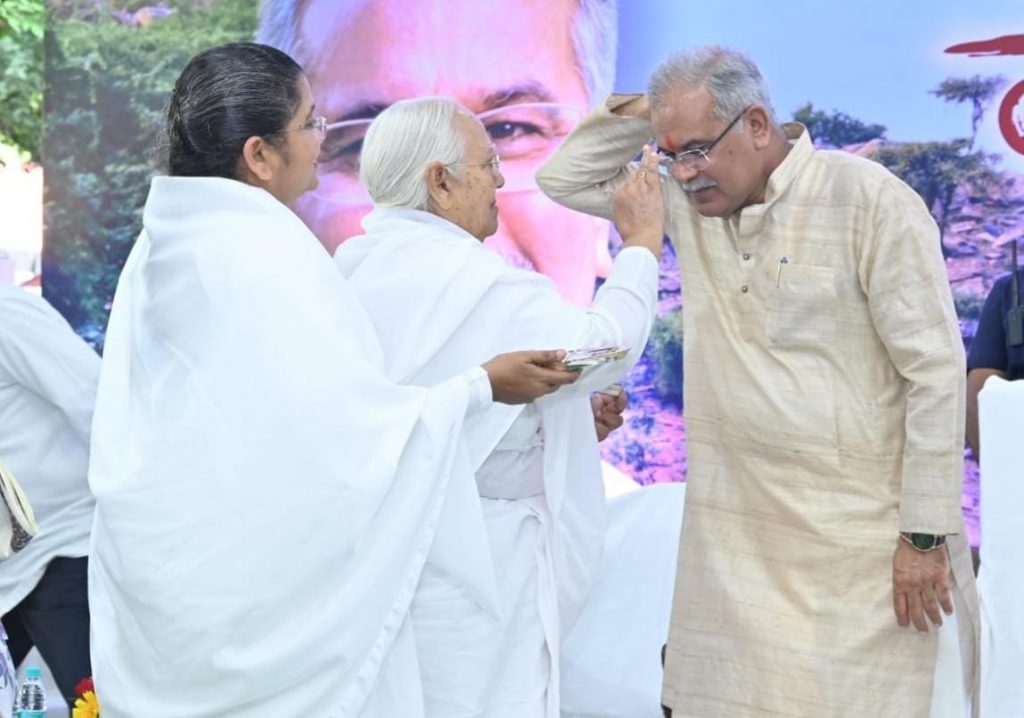 भाई दूज पर क्षेत्रीय निदेशिका ब्रह्माकुमारी कमला दीदी ने  मुख्यमंत्री और राज्यपाल को तिलक लगाया