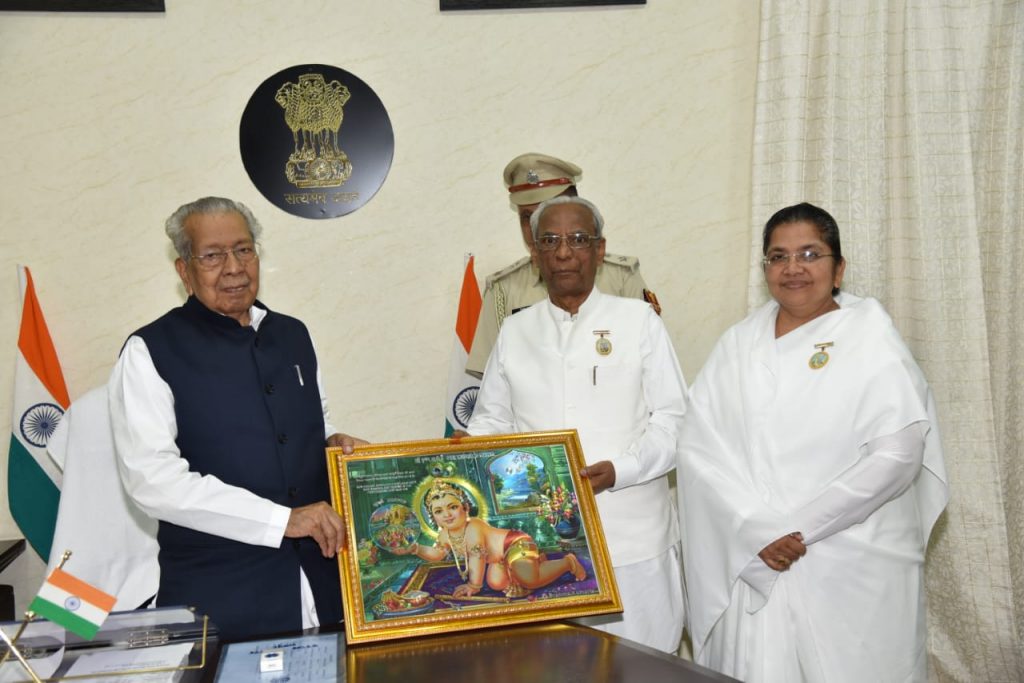 छ.ग. के महामहिम राज्यपाल भ्राता विश्व भूषण हरिचंदन जी से राजभवन में सौजन्य भेंट कर उन्हे नशामुक्त छत्तीसगढ़ अभियान की जानकारी देते हुए डा. बनारसी लाल शाह और बीके सविता दीदी।