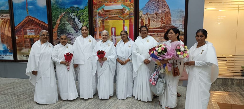 रूहानी सिन्धी सम्मेलन में भाग लेने ब्रह्माकुमारी जयन्ती दीदी रायपुर पहुंची, विमानतल में हुआ आत्मीय स्वागत