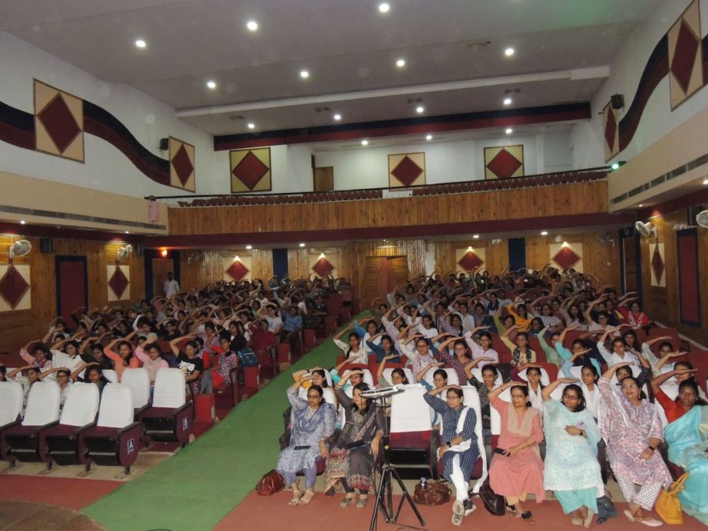 कृषि महाविद्यालय में कुलपति की प्रेरणा से हुआ ब्रह्माकुमारी बहनों का व्याख्यान...