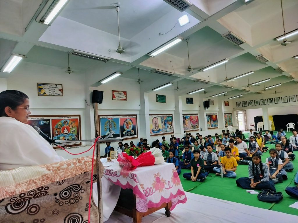 व्यक्तित्व विकास के लिए अपनी सोच को सकारात्मक बनाएं... ब्रह्माकुमारी सविता दीदी