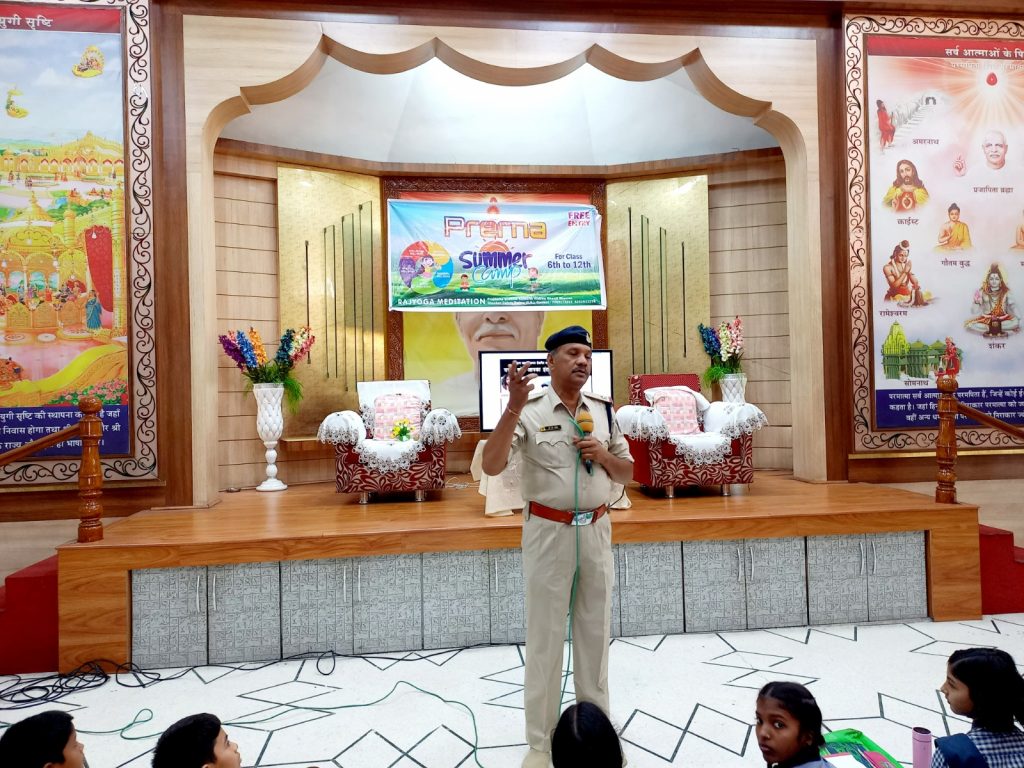 यातायात नियमों का पालन करिए यह आपकी सुरक्षा के लिए बनाए गए हैं...   - टी. के. भोई, यातायात प्रशिक्षक
