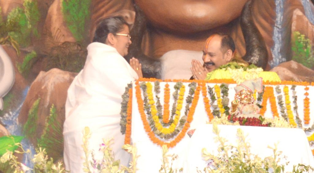 रायपुर संचालिका ब्रह्माकुमारी सविता दीदी ने आज  अन्तर्राष्ट्रीय कथावाचक पडित प्रदीप मिश्रा से मुलाकात की