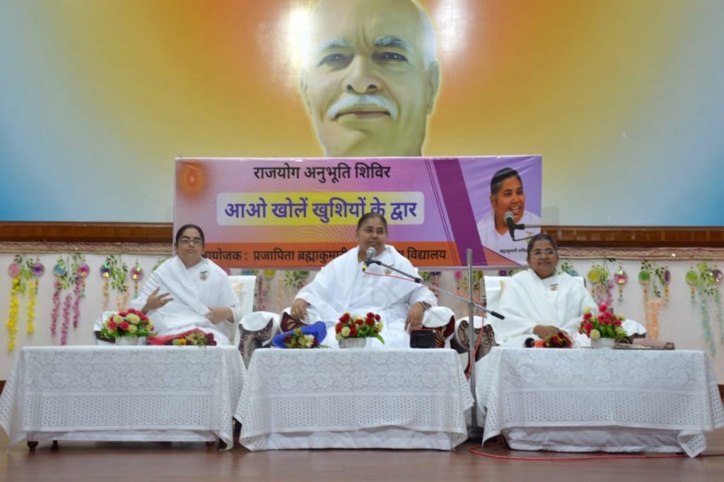 हैदराबाद की ब्रह्मा कुमारी राधिका दीदी और सन्तोष दीदी ने ब्रह्माकुमारी बहनों की क्लास करायी...