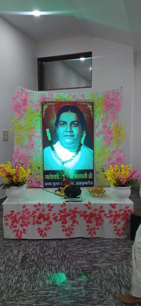 नवा रायपुर स्थित एकेडमी फार ए पीसफुल वर्ल्ड -शान्ति शिखर में मीठी मम्मा की 59 वीं पुण्यतिथि श्रद्धा पूर्वक मनाई गई। ब्रह्माकुमारी रश्मि दीदी और अन्य बहनो तथा भाईयों ने फूल अर्पित कर अपने श्रद्धा सुमन अर्पित किए।