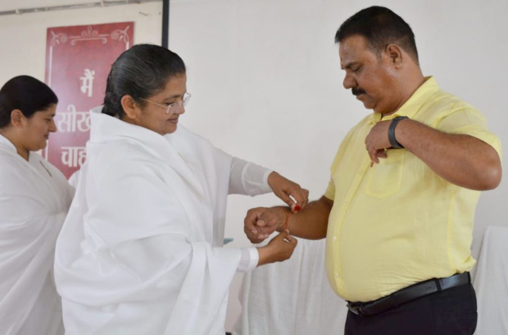 पुलिस प्रशिक्षण केन्द्र माना में प्रशिक्षुओं की सूनी कलाइयों में ब्रह्माकुमारी बहनों ने राखी बाँधी
