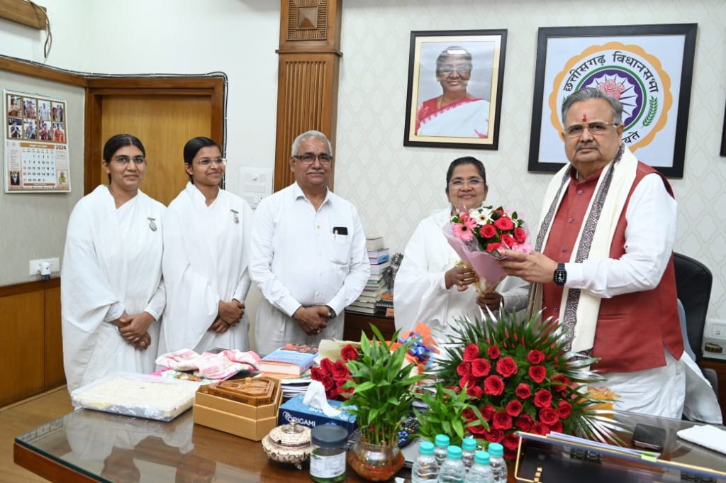 विधानसभा अध्यक्षडॉ. रमन सिंह जी को ब्रह्माकुमारी सविता दीदी ने जन्मदिन की बधाई दी...