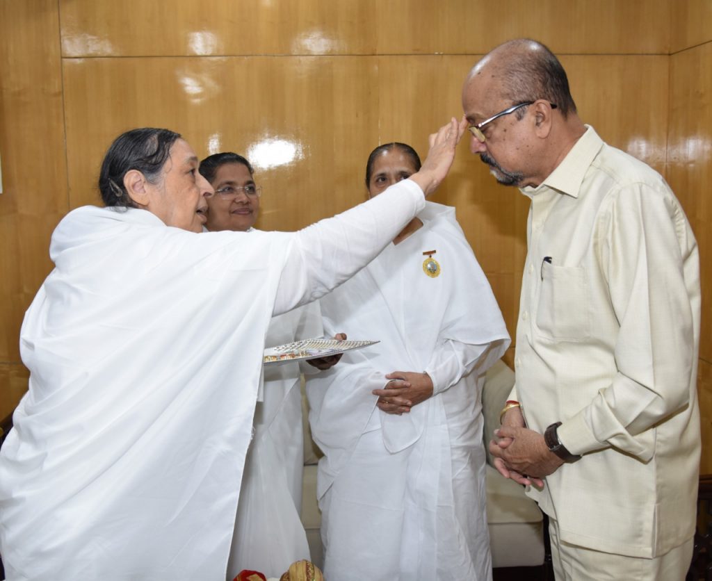 रायपुर (छ.ग.) : राज्यपाल श्री रमेन डेका कोे ब्रम्हकुमारी बहनों ने भाई दूज का टीका लगाया