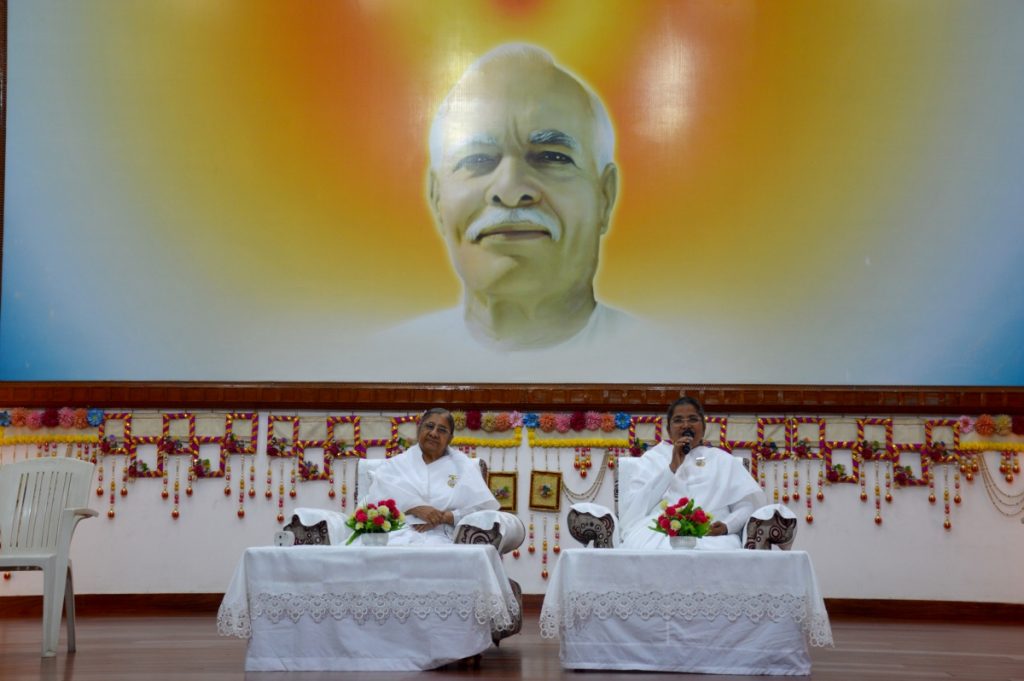 शान्ति सरोवर रिट्रीट सेन्टर रायपुर में ब्रह्मा भोजन रखा गया...  - हजारों की संख्या में ब्रह्मावत्सों ने लिया लाभ...  - भिलाई की निदेशिका बीके आशा दीदी ने कराई प्रेरणादायी क्लास...  -  भाग्य बनाने के लिए अपना सब कुछ यज्ञ में सफल करना है... ब्रह्माकुमारी आशा दीदी