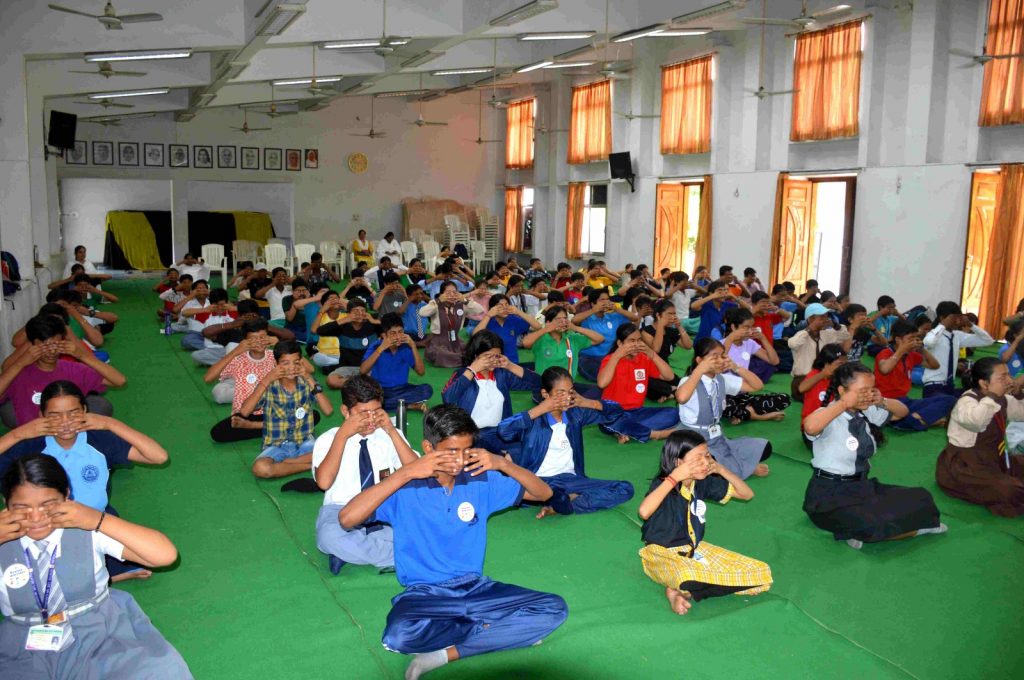 योगासन हमें स्वस्थ और अनुशासित बनाता है... कु. किरण अग्रवाल, फिटनेस ट्रेनर