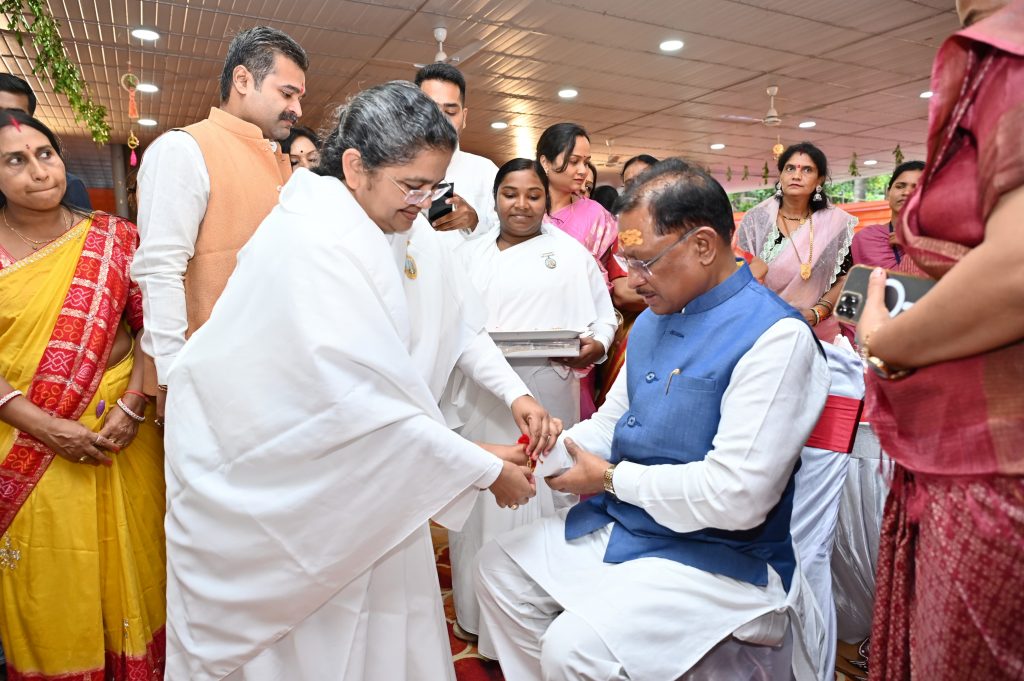 ब्रह्मकुमारी बहनों ने बाँधी राखी VIPs